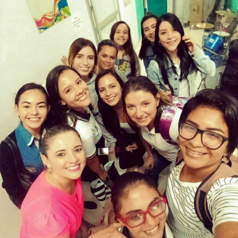 Natalia Ramirez Casalvolone, doctoral student and Professor, Universidad de Costa Rica - Sede de Occidente, with students from the project